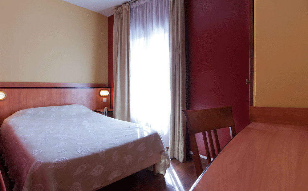 Hibiscus Republique Hotel Parijs Buitenkant foto